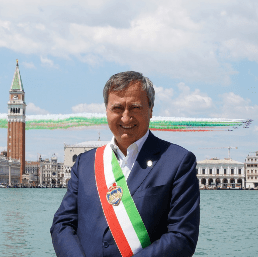 Questa immagine ha l'attributo alt vuoto; il nome del file è scrigno-del-doge-foto-sindaco-di-venezia-venezia-luigi-brugnaro.png